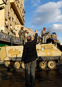 Un manifestante, ante un tanque. Reuters