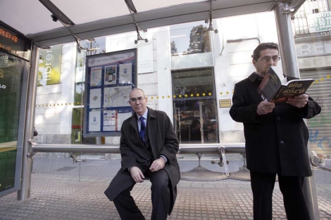Moreno Brenes (izquierda) en una parada de autobús. | Jesús Domínguez