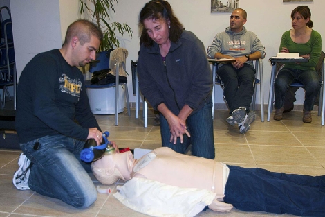 Un momento del cursillo que recibieron los agentes de Benicarló. | N. Sanz Un momento del cursillo que recibieron los agentes de Benicarló. | N. Sanz