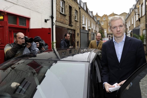 Julian Assange posa ante la prensa, en Londres. | Reuters Julian Assange posa ante la prensa, en Londres. | Reuters