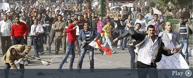 Ciudadanos egipcios levantan sus zapatos como muestra de desprecio a Mubarak en la Plaza de Tahrir. | Efe | MÁS IMÁGENES Ciudadanos egipcios levantan sus zapatos como muestra de desprecio a Mubarak en la Plaza de Tahrir. | Efe | MÁS IMÁGENES