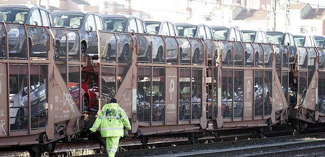 Tren de mercancías cargado con vehículos de Renault. | Ical