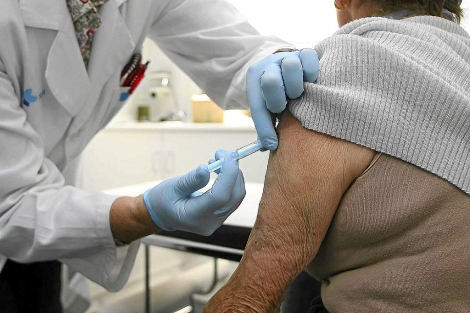 Una profesional sanitaria vacuna a una mujer en Burgos, el pasado mes de enero. | I. L. Murillo