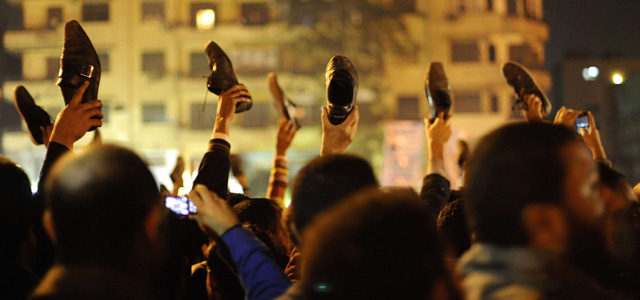 Los manifestantes en la Plaza Tahrir agitan sus zapatos en símbolo de desprecio hacia Mubarak. | Reuters VEA MÁS FOTOS