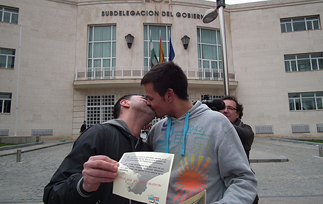 Una pareja se besa frente a la subdelegación del Gobierno en Jaén. | Manuel Cuevas