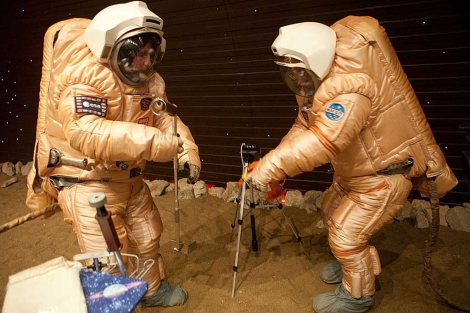Dos astronautas ensayan la caminata. | ESA