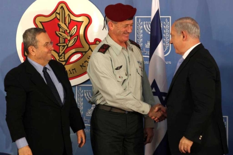 Netanyahu (dcha.) saluda al nuevo jefe del Ejército. | Afp