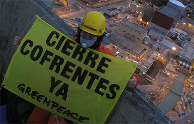 Un activista coloca una pancarta en Cofrentes. | Pedro Armestre