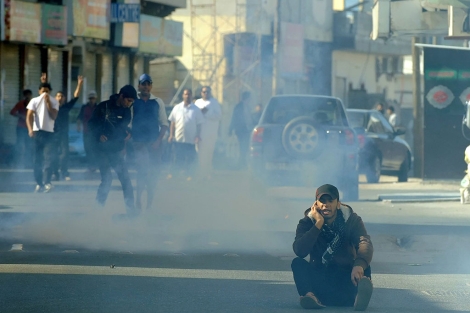 Un manifestante resiste en Manama a pesar de los gases lacrimógenos. | Efe