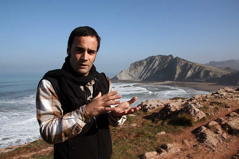 El director científico del Biotopo Litoral Deba-Zumaia, Asier Hilario, en los acantilados de Zumaia. | Pedro Cáceres