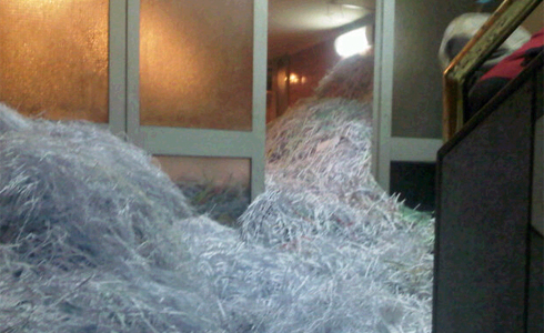 Una montaña de papel destruido en el cuartel de la policía secreta.
