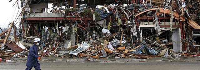Un hombre camina entre los escombros en la ciudad de Rikuzentakata, en Iwate. | Efe