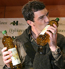 Banderas promocionó el aceite. Banderas promocionó el aceite.