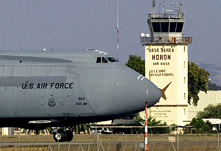 Imagen de un C-5 Galaxy de Estados Unidos, en la base de Morón en 2001. | Efe