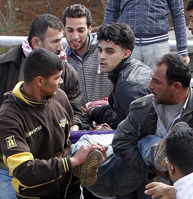 Un manifestante herido en Ammán. | afp