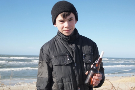 Daniil Korotkikh y la botella que recuperó. | AP