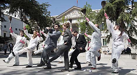 Momento del 'flashmob' frente al Congreso. | Bernardo Díaz