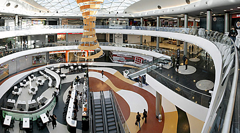 Interior de uno de los patios del complejo comercial. | Efe