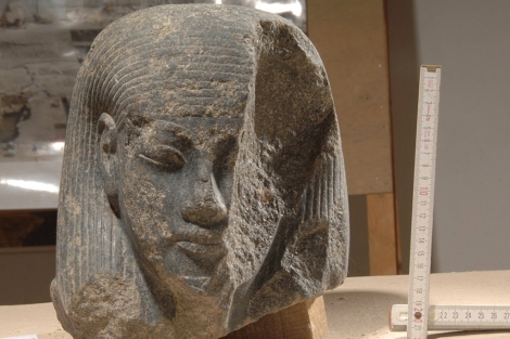 Cabeza de una deidad hallada en el gran atrio del templo funerario de Amenhotep III. | Ministerio de Antigüedades de Egipto