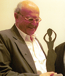 En 2003 recibió el Premio Julio González.