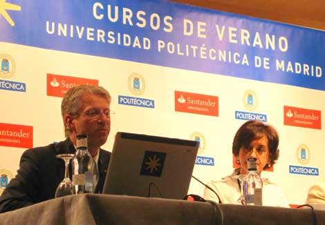 Thomas Reiter y Pilar Román, del CDTI, durante el encuentro SpaceForum.. | Ruth Gaite / UPM. Thomas Reiter y Pilar Román, del CDTI, durante el encuentro SpaceForum.. | Ruth Gaite / UPM.