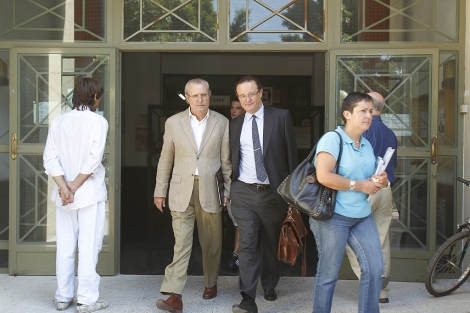 Daniel Gil acompañado de su abogado abandona el juzgado de Alicante. / Ernesto Caparrós height=313