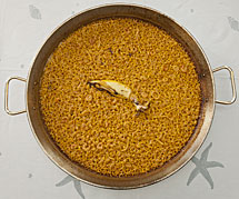 Paella de arroz a banda.