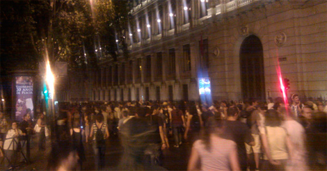 Los indignados en el Paseo del Prado, en una foto de Twitter de @acampadasol