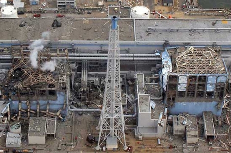 Imagen aérea de dos reactores de la central de Fukushima, Japón. | Afp
