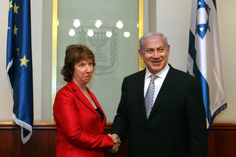 El primer ministro israelí Netanyahu (dcha) habló con Ashton sobre esta crisis. | Afp