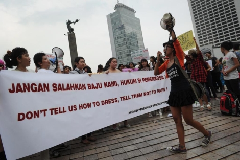 Mujeres y niñas protestan contra las declaraciones machistas del gobernador. | Afp