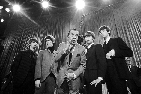 Los Beatles, con Ed Sullivan, en su primer programa en la TV estadounidense. | AP