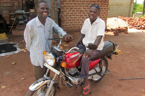 Sendikwanawa y Kyagulanyi, impulsores de 'Lat Photo Energy Uganda Limited'.| Wambi Michael