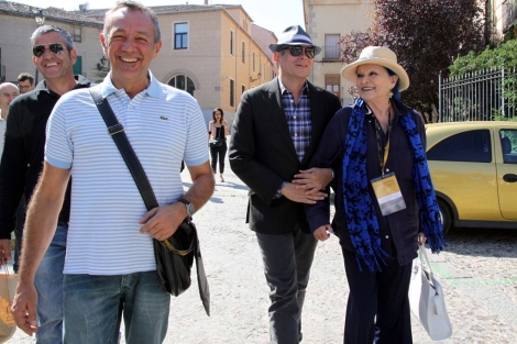Rafa Sánchez, del grupo La Unión, Boris Izaguirre y Lucía Bosé pasean por Segovia. | R. Blanco