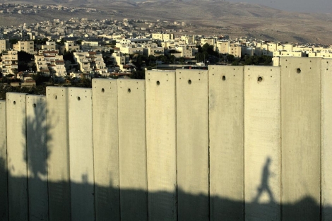 La sombra de un palestino se refleja en el muro de separación en Jerusalén. | Efe