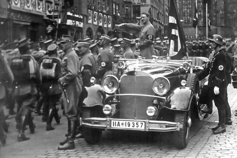 Adolf Hitler sobre el mismo coche que fue multado por exceso de velocidad. | National Archives Adolf Hitler sobre el mismo coche que fue multado por exceso de velocidad. | National Archives