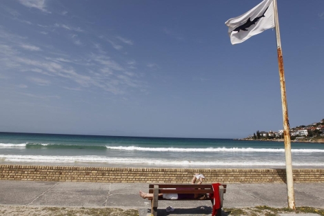 Bandera que avisa del peligro de ataques de tibur&oacute;n en la playa Fish Hoek. | Efe