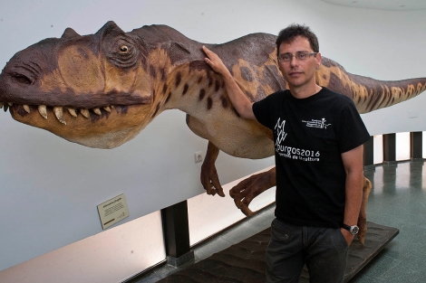 El responsable del Museo, Fidel Torcida, junto a una maqueta de dinosaurio. | R. Ordóñez / Ical