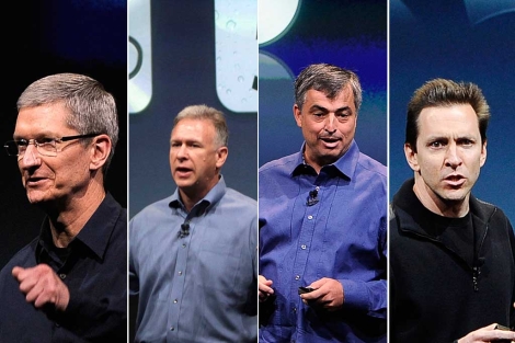 De izda. a dcha.: Tim Cook, Philip Schiller, Eddy Cue y Scott Forstall. | Fotos: Afp / Reuters