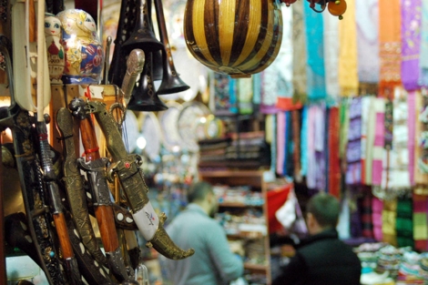 Venta de puñales en el Gran Bazar. | Ilya U. Topper.
