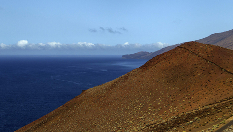 Una vista del Mar de las Calmas, en cuyo fondo está aflorando la lava, en la isla de El Hierro. | Santiago Ferrero