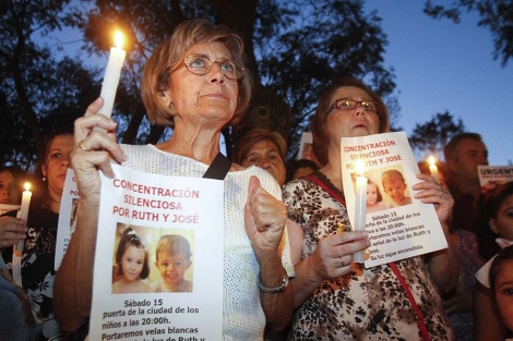Concentración en Córdoba en apoyo de los niños desaparecidos. | Efe