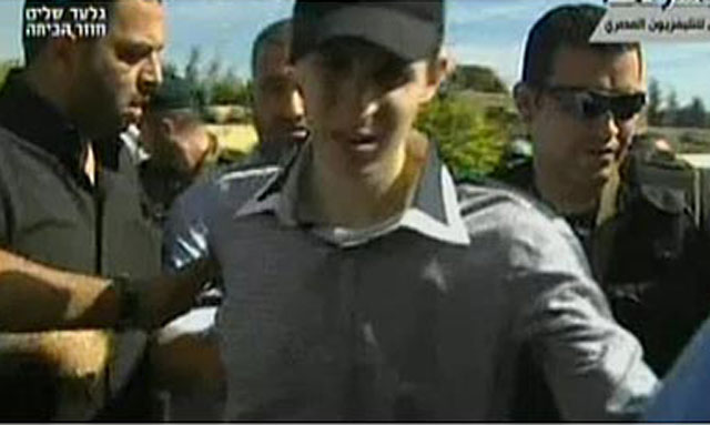 Primera imagen del soldado Guilad Shalit difundida por la televisión egipcia.