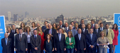 El equipo de Rajoy, con boina de polución de fondo (@equipogallardon)