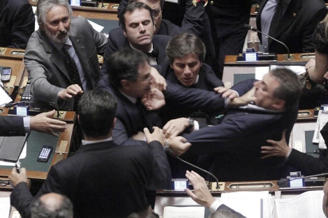 Insultos y gritos contra Fini por revelar que la esposa de Bossi se jubiló con 39 años