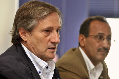 Meyer, junto al delegado del Polisario en Canarias, antes de viajar a El Aaiún. | E. Urquijo / Efe