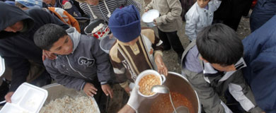 Supervivientes del terremoto reciben comida en Ercis. | Reuters