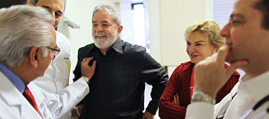 Lula y su esposa, con los médicos. | AP