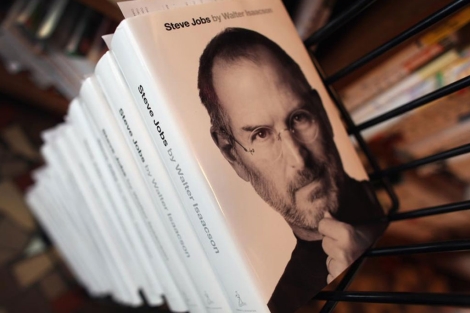 Imagen de una edición de la biografía del fundador de Apple. | Afp