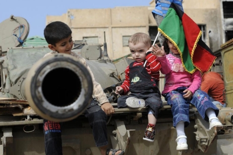 Niños en un tanque capturado por los rebeldes. | Afp